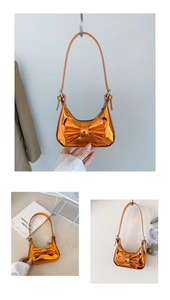 Vue détaillée du sac à bandoulière en cuir PU orange métallisé avec nœud décoratif