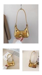 Vues détaillées d'un mini sac à main doré brillant avec nœud décoratif et anse fine