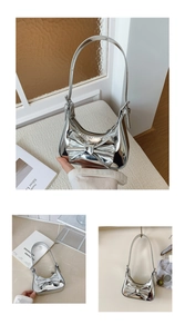 Détail du mini sac argenté métallisé en PU avec grand nœud et bandoulière