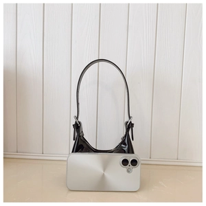 Sac hobo noir vernis en PU comparaison de taille avec smartphone sur fond en bois
