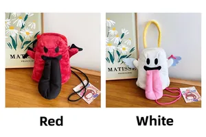 Détail de sacs clowns en peluche avec ailes de diable rouge et ange blanc et langue