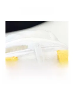 Gros plan sur la fermeture éclair blanche du sac peluche clown jaune et blanc