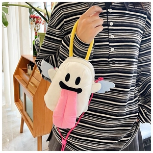 Détail du sac peluche fantôme blanc avec ailes bleues et langue rose dans un intérieur
