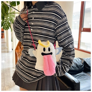 Détail du sac à bandoulière fantôme en peluche blanche avec langue rose sur un modèle