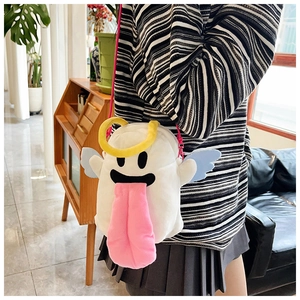 Détail du sac peluche monstre clown amusant avec yeux noirs et langue rose porté