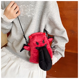 Détail du sac bandoulière en peluche diable rouge avec ailes de chauve-souris noires