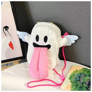 Détail du sac bandoulière fantôme en peluche avec langue rose et ailes bleues
