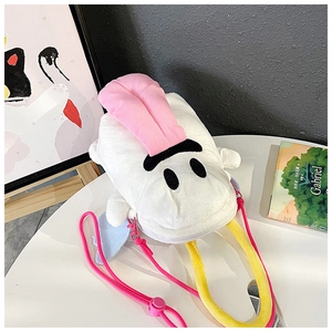 Détail du sac peluche clown avec longue langue rose, ailes bleues et base zippée