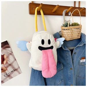 Détail du sac fantôme en peluche avec langue rose et ailes bleues sur crochet