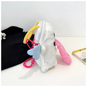 Détail du sac bandoulière clown en peluche avec langue rose et anses jaunes