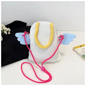 Détail du sac en peluche ailes d'ange avec ailes bleues et bandoulière rose