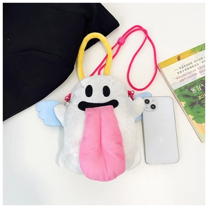 Détail du sac en peluche fantôme avec langue rose, ailes bleues et poignée jaune