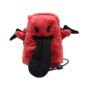 Détails d'un sac en peluche monstre rouge avec des ailes noires et une langue
