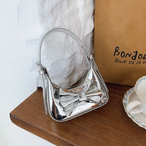 Mini sac à main argenté métallisé avec grand nœud et finition brillante miroir