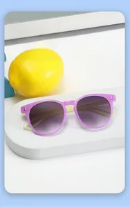 Détail des lunettes de soleil violettes pour enfants avec verres dégradés et branches claires