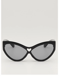 Gros plan détaillé de lunettes de soleil œil-de-chat noires avec découpe en cœur