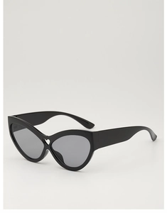 Détail de lunettes de soleil œil de chat noires avec pont découpé en forme de cœur