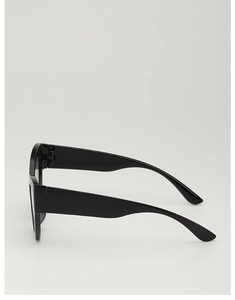 Gros plan de lunettes de soleil œil-de-chat noires avec branches larges et détails de cœur
