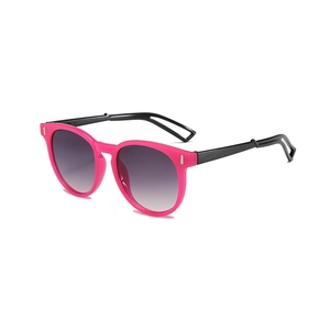 Lunettes de soleil enfant tendance avec monture rose et noir et verres dégradés gris