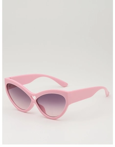 Détail de lunettes œil de chat roses avec pont ajouré en forme de cœur romantique