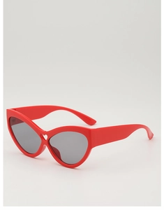 Détail des lunettes de soleil œil-de-chat rouges avec pont ajouré en forme de cœur
