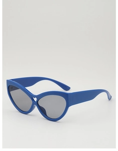 Détail de lunettes de soleil œil de chat bleues avec découpe en forme de cœur sur le pont