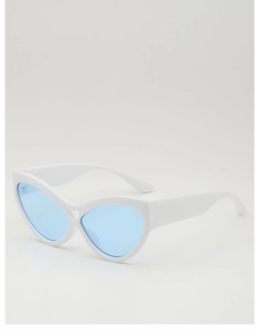 Détail de lunettes de soleil œil de chat blanches avec verres bleu clair et cœurs