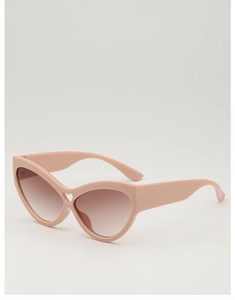 Détail de lunettes de soleil œil-de-chat roses avec un design de cœur évidé sur le pont