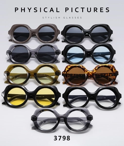 Vue à plat de lunettes de soleil polygonales rétro en plusieurs couleurs et montures
