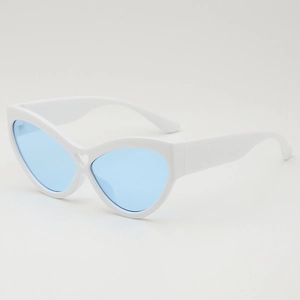 Lunettes de soleil œil-de-chat blanches avec verres bleus et design cœur découpé