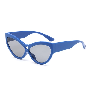Lunettes de soleil œil de chat bleues avec pont en cœur évidé et verres UV gris foncé