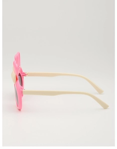 Detail der rosa Hasenohr-Sonnenbrille mit cremefarbenen Bügeln und Scharnieransicht