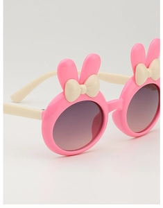 Detailansicht der rosa Hasenohren und weißen Schleife an der Kinder-Sonnenbrille