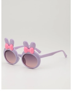 Detail von lila Hasenohren und rosa Schleife an der modischen Kindersonnenbrille