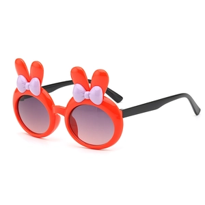 Modische rote Hasenohr-Kindersonnenbrille mit lila Verlaufsgläsern und Schleifendetails