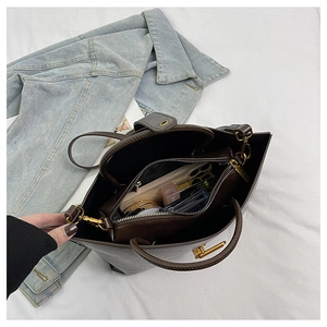 Détail de l'intérieur du grand sac cabas marron avec compartiment zippé spacieux