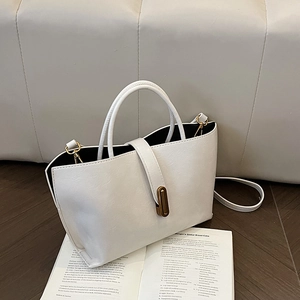 Sac fourre-tout blanc vintage avec fermoir doré sur livre ouvert, sac à main rétro