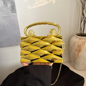 Clutch rigida dorata da sera con motivi a testa di leone e trama a rombi di lusso