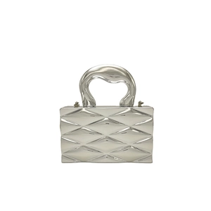 Borsa a mano in acrilico argento specchiato con trama geometrica 3D e manico curvo
