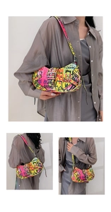 Detailansicht der bunten Graffiti-Handtasche mit Silberschnalle und Umhängeriemen