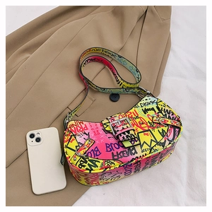 Detail der bunten Graffiti-Schultertasche mit verstellbarem Gurt und Metallschnalle