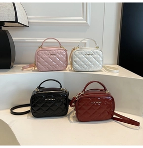 Mini sacs à bandoulière matelassés en rose, blanc, noir et rouge sur présentoir épuré