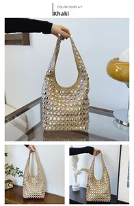 Détail du sac hobo kaki avec clous métalliques argentés dans divers environnements