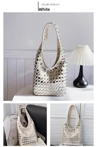 Détails du sac hobo blanc avec rivets métalliques argentés et large bandoulière