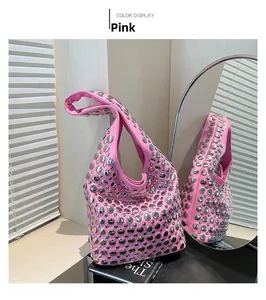 Rosa Hobo-Tasche aus Kunstleder mit silbernen Nieten auf einem schwarzen Buchsockel