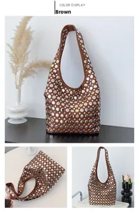 Sac à main marron avec clous argentés présenté de face et sous différents angles