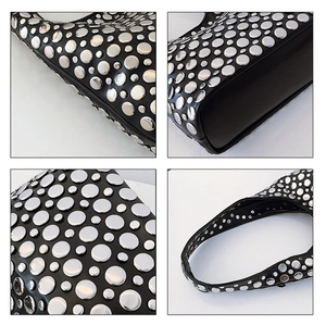 Vues détaillées du sac à main noir orné de clous métalliques argentés et rivets ronds