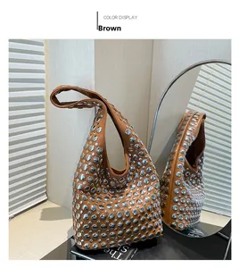 Detailansicht der braunen PU-Leder Hobo-Bag mit dichten großen silbernen Metallnieten