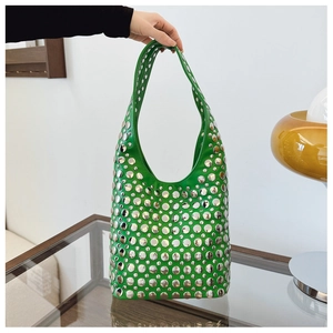Détail du sac à main vert vif avec des rivets argentés métalliques et style rock