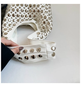 Detailansicht der weißen Ledertasche mit dekorativen silbernen Metallnieten besetzt
